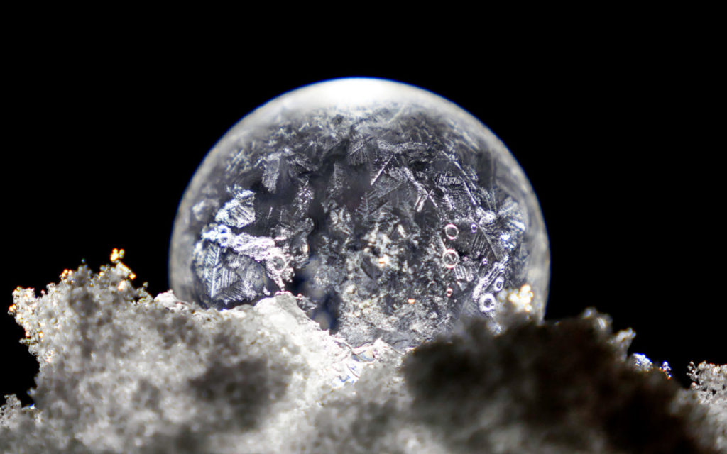 freezing-bubble-during-winter-2
